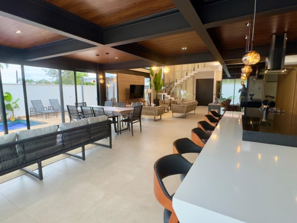 Casa a Venda e locação, na Praia da Lagoinha, 05 quartos, 360 m²