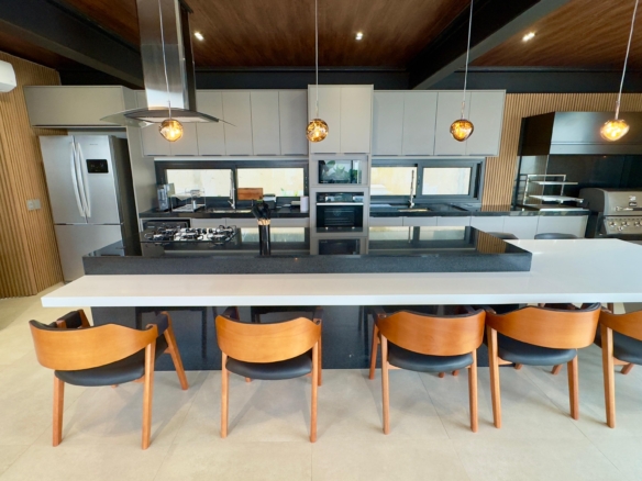 Casa a Venda e locação, na Praia da Lagoinha, 05 quartos, 360 m²