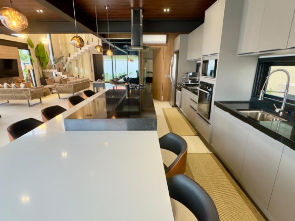 Casa a Venda e locação, na Praia da Lagoinha, 05 quartos, 360 m²
