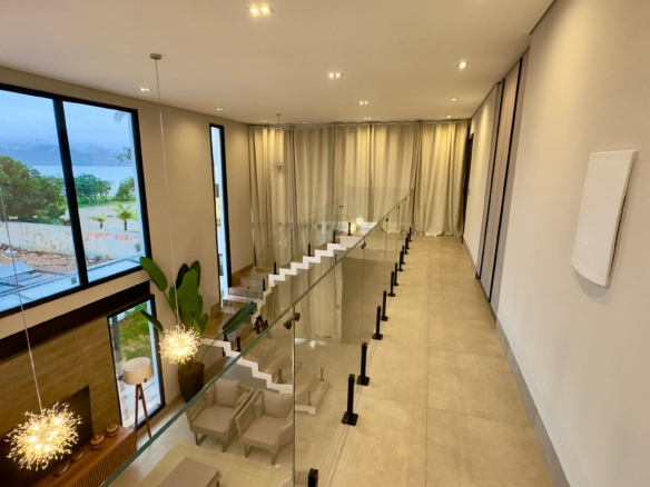 Casa a Venda e locação, na Praia da Lagoinha, 05 quartos, 360 m²