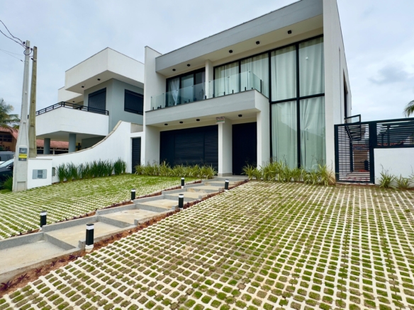 Casa a Venda e locação, na Praia da Lagoinha, 05 quartos, 360 m²