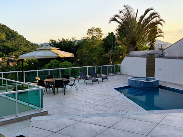 Casa a venda, no Recanto da Lagoinha, Praia da Lagoinha, com 5 quartos, 520 m²
