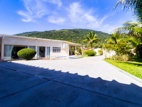 Casa térrea a venda, Praia da Tabatinga – Caraguatatuba, 06 quartos, 1200 m² de terreno e 700 m² de área construída