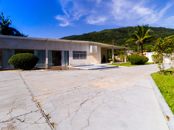 Casa térrea a venda, Praia da Tabatinga – Caraguatatuba, 06 quartos, 1200 m² de terreno e 700 m² de área construída