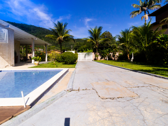 Casa térrea a venda, Praia da Tabatinga – Caraguatatuba, 06 quartos, 1200 m² de terreno e 700 m² de área construída
