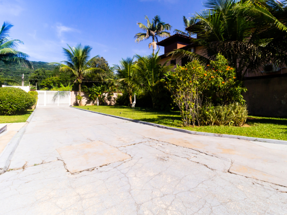 Casa térrea a venda, Praia da Tabatinga – Caraguatatuba, 06 quartos, 1200 m² de terreno e 700 m² de área construída