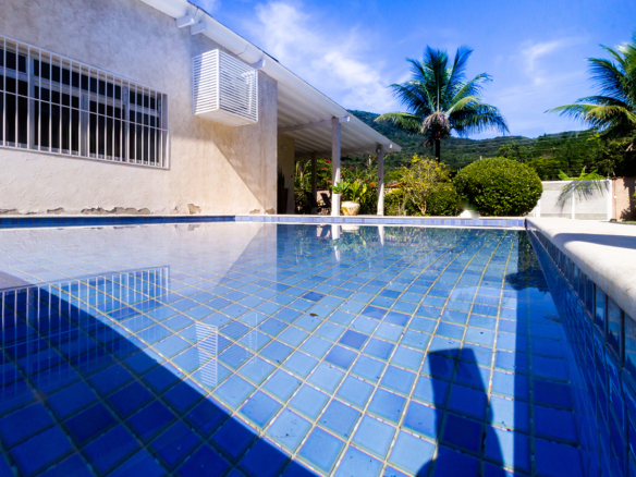 Casa térrea a venda, Praia da Tabatinga – Caraguatatuba, 06 quartos, 1200 m² de terreno e 700 m² de área construída