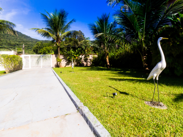 Casa térrea a venda, Praia da Tabatinga – Caraguatatuba, 06 quartos, 1200 m² de terreno e 700 m² de área construída