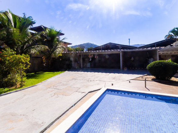 Casa térrea a venda, Praia da Tabatinga – Caraguatatuba, 06 quartos, 1200 m² de terreno e 700 m² de área construída