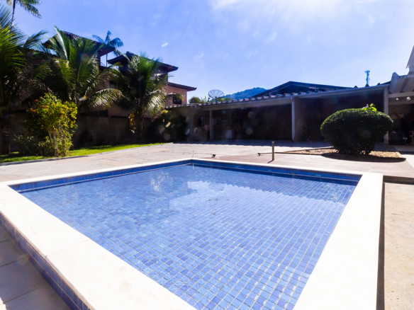 Casa térrea a venda, Praia da Tabatinga – Caraguatatuba, 06 quartos, 1200 m² de terreno e 700 m² de área construída