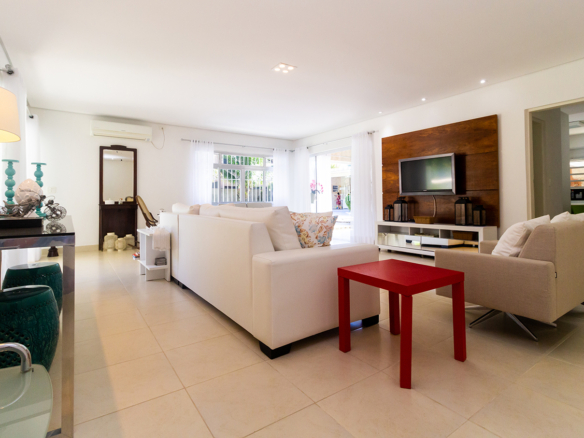 Casa térrea a venda, Praia da Tabatinga – Caraguatatuba, 06 quartos, 1200 m² de terreno e 700 m² de área construída