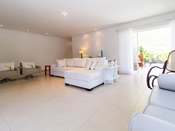 Casa térrea a venda, Praia da Tabatinga – Caraguatatuba, 06 quartos, 1200 m² de terreno e 700 m² de área construída