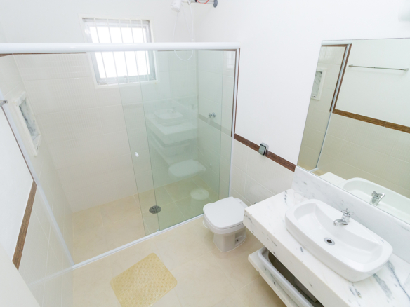 Casa térrea a venda, Praia da Tabatinga – Caraguatatuba, 06 quartos, 1200 m² de terreno e 700 m² de área construída