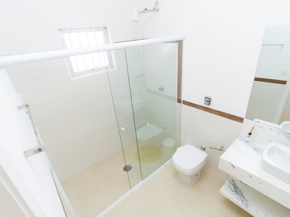 Casa térrea a venda, Praia da Tabatinga – Caraguatatuba, 06 quartos, 1200 m² de terreno e 700 m² de área construída