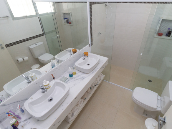 Casa térrea a venda, Praia da Tabatinga – Caraguatatuba, 06 quartos, 1200 m² de terreno e 700 m² de área construída