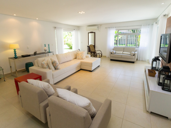 Casa térrea a venda, Praia da Tabatinga – Caraguatatuba, 06 quartos, 1200 m² de terreno e 700 m² de área construída