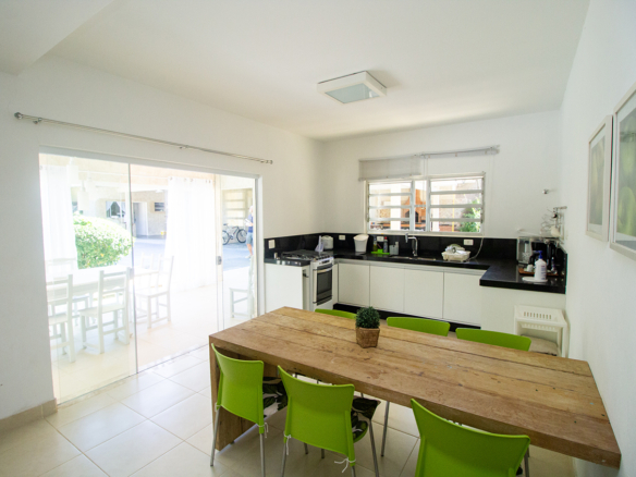 Casa térrea a venda, Praia da Tabatinga – Caraguatatuba, 06 quartos, 1200 m² de terreno e 700 m² de área construída