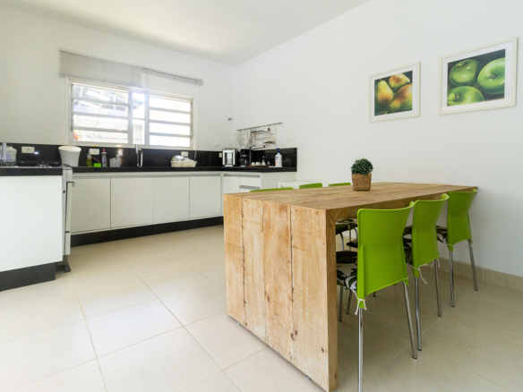 Casa térrea a venda, Praia da Tabatinga – Caraguatatuba, 06 quartos, 1200 m² de terreno e 700 m² de área construída