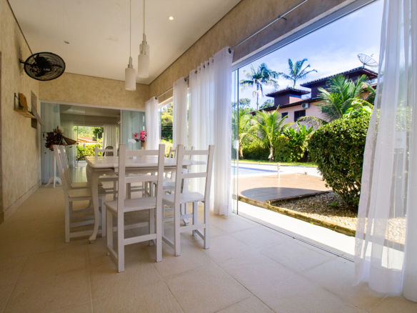 Casa térrea a venda, Praia da Tabatinga – Caraguatatuba, 06 quartos, 1200 m² de terreno e 700 m² de área construída