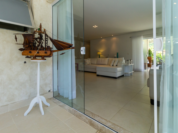 Casa térrea a venda, Praia da Tabatinga – Caraguatatuba, 06 quartos, 1200 m² de terreno e 700 m² de área construída