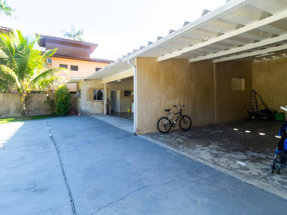 Casa térrea a venda, Praia da Tabatinga – Caraguatatuba, 06 quartos, 1200 m² de terreno e 700 m² de área construída