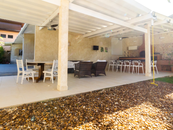 Casa térrea a venda, Praia da Tabatinga – Caraguatatuba, 06 quartos, 1200 m² de terreno e 700 m² de área construída
