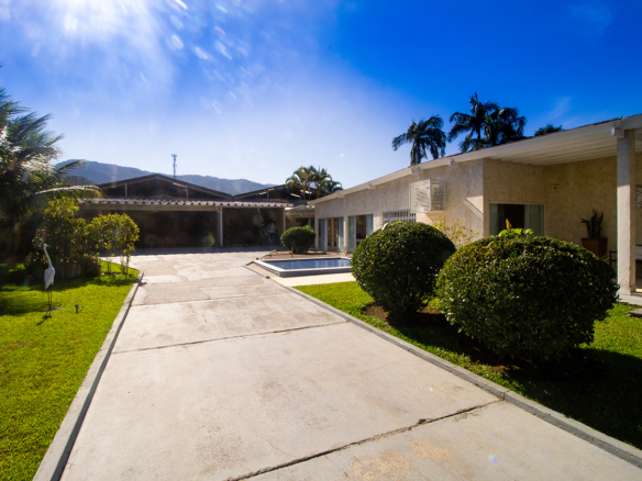 Casa térrea a venda, Praia da Tabatinga – Caraguatatuba, 06 quartos, 1200 m² de terreno e 700 m² de área construída