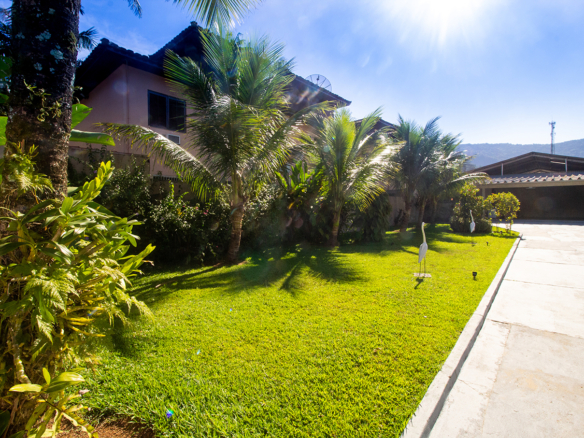 Casa térrea a venda, Praia da Tabatinga – Caraguatatuba, 06 quartos, 1200 m² de terreno e 700 m² de área construída