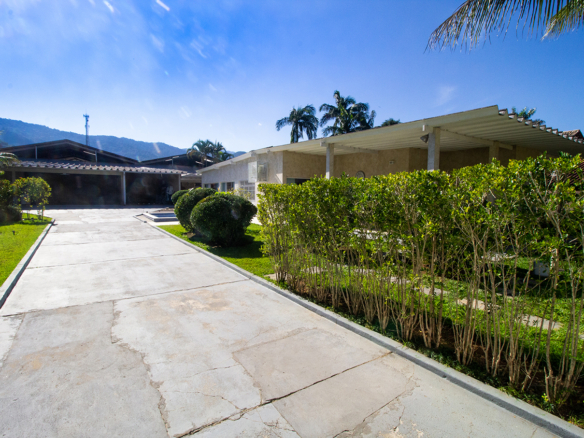 Casa térrea a venda, Praia da Tabatinga – Caraguatatuba, 06 quartos, 1200 m² de terreno e 700 m² de área construída