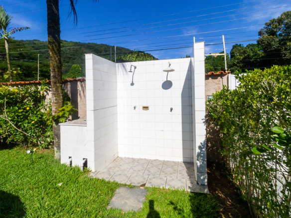 Casa térrea a venda, Praia da Tabatinga – Caraguatatuba, 06 quartos, 1200 m² de terreno e 700 m² de área construída