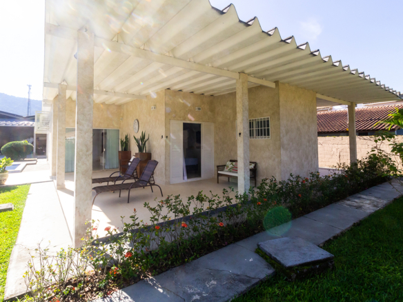 Casa térrea a venda, Praia da Tabatinga – Caraguatatuba, 06 quartos, 1200 m² de terreno e 700 m² de área construída