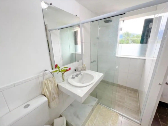Casa para Venda e Locação, Condomínio Roteiro do Sol – Cocanha, com 3 suítes e 280 m².