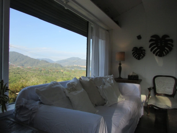 Casa para Venda e Locação, Condomínio Roteiro do Sol – Cocanha, com 3 suítes e 280 m².
