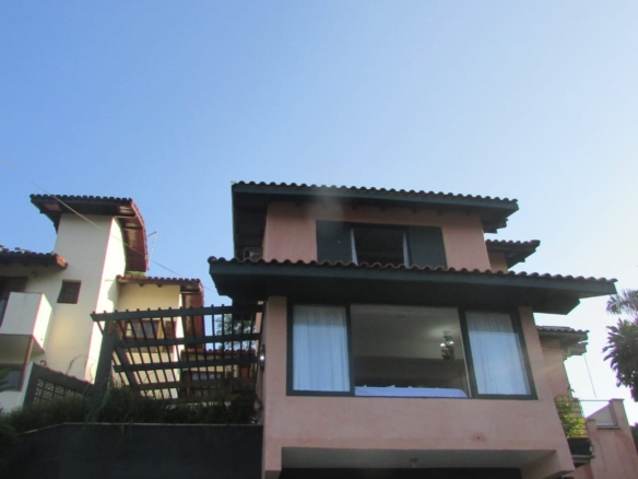 Casa para Venda e Locação, Condomínio Roteiro do Sol – Cocanha, com 3 suítes e 280 m².