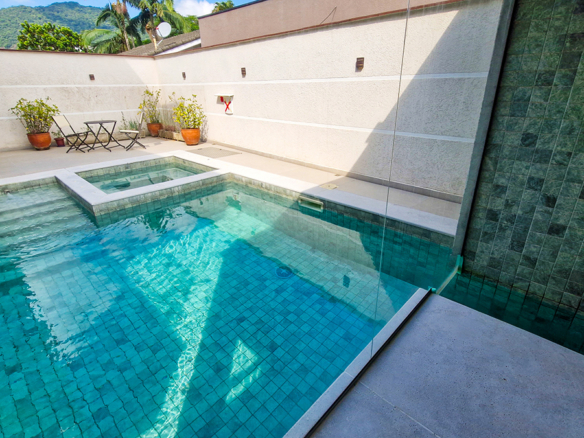 Casa à Venda no Condomínio Salga, Praia da Lagoinha, Ubatuba, 05 suítes, 359 mts construídos