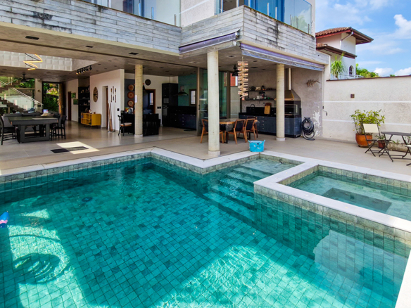 Casa à Venda no Condomínio Salga, Praia da Lagoinha, Ubatuba, 05 suítes, 359 mts construídos