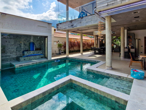 Casa à Venda no Condomínio Salga, Praia da Lagoinha, Ubatuba, 05 suítes, 359 mts construídos
