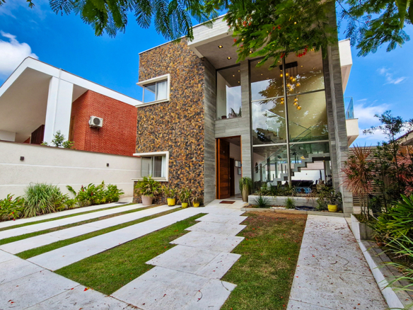 Casa à Venda no Condomínio Salga, Praia da Lagoinha, Ubatuba, 05 suítes, 359 mts construídos