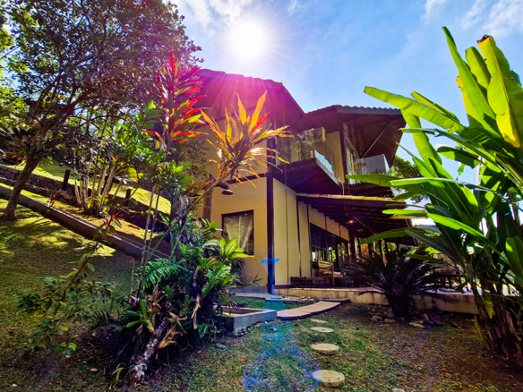 Maravilhosa casa com vista deslumbrante na Praia de Fortaleza em Ubatuba