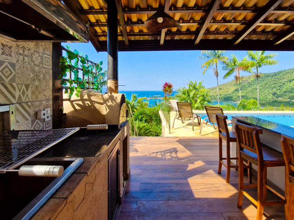 Maravilhosa casa com vista deslumbrante na Praia de Fortaleza em Ubatuba