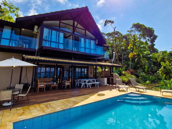 Maravilhosa casa com vista deslumbrante na Praia de Fortaleza em Ubatuba