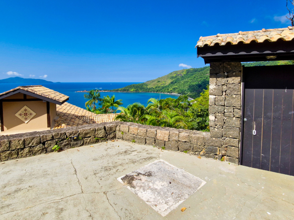 Maravilhosa casa com vista deslumbrante na Praia de Fortaleza em Ubatuba
