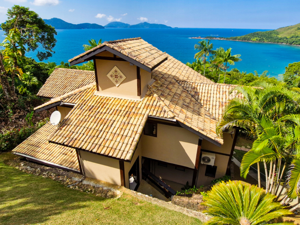 Maravilhosa casa com vista deslumbrante na Praia de Fortaleza em Ubatuba