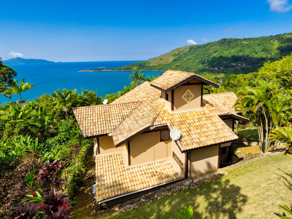 Maravilhosa casa com vista deslumbrante na Praia de Fortaleza em Ubatuba