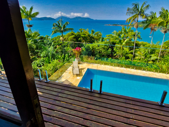 Maravilhosa casa com vista deslumbrante na Praia de Fortaleza em Ubatuba