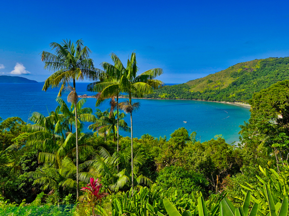 Maravilhosa casa com vista deslumbrante na Praia de Fortaleza em Ubatuba