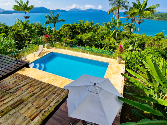 Maravilhosa casa com vista deslumbrante na Praia de Fortaleza em Ubatuba