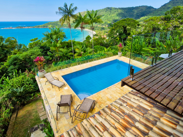 Maravilhosa casa com vista deslumbrante na Praia de Fortaleza em Ubatuba