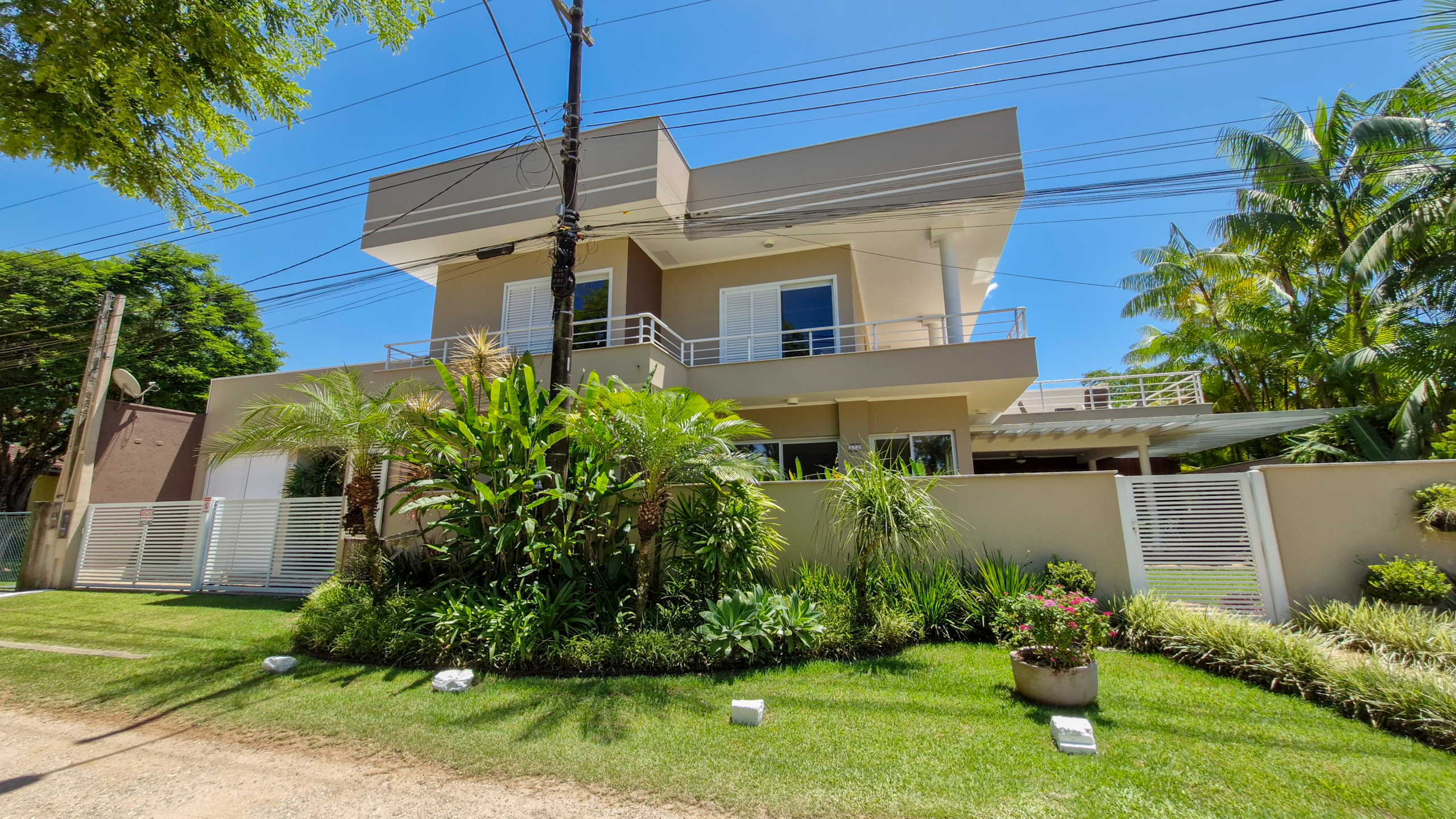 Fachada a 100 m da praia – Salga