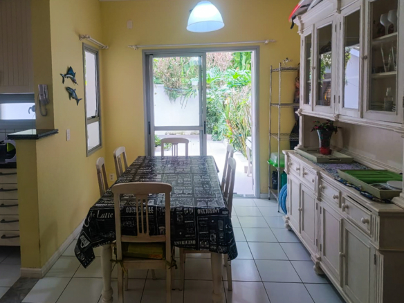Sobrado em condomínio em Maresias com 128m²